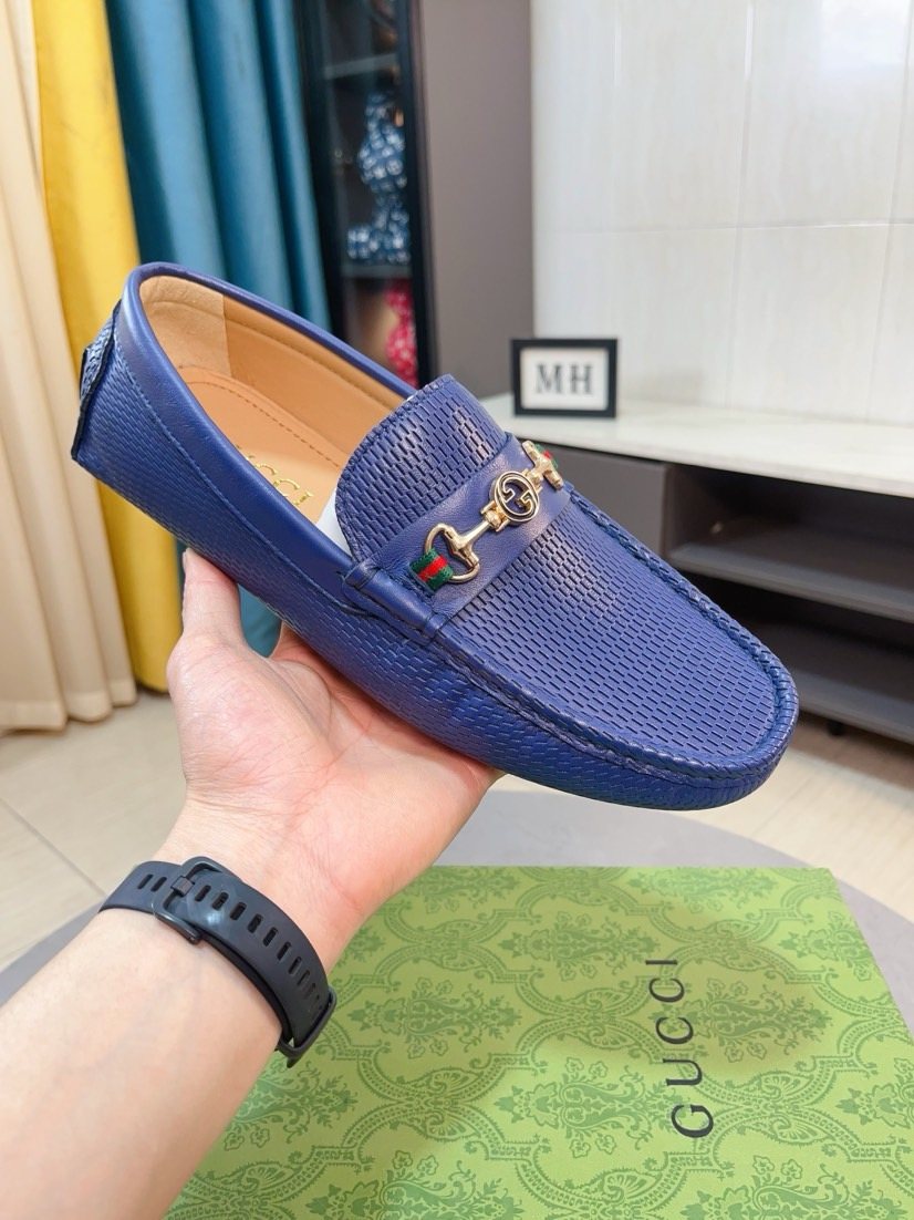 Gucci Men's Blue Textured Hardware Loafers