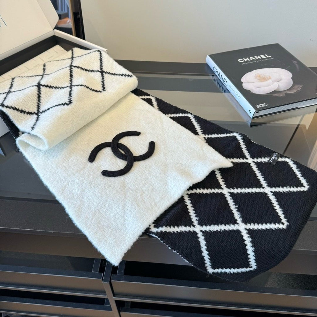 Chanel Ivory & Black Knit Scarf